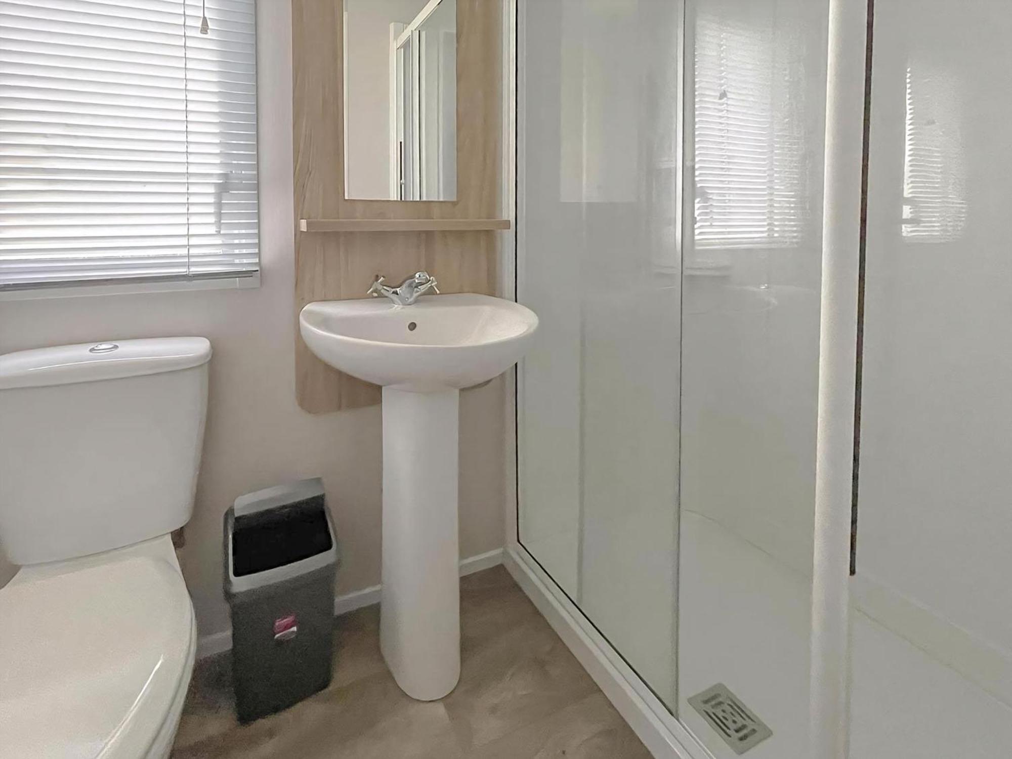 Beautiful 8 Berth Caravan With Decking At Naze Marine Park, Essex Ref 17184P Walton-on-the-Naze Eksteriør bilde