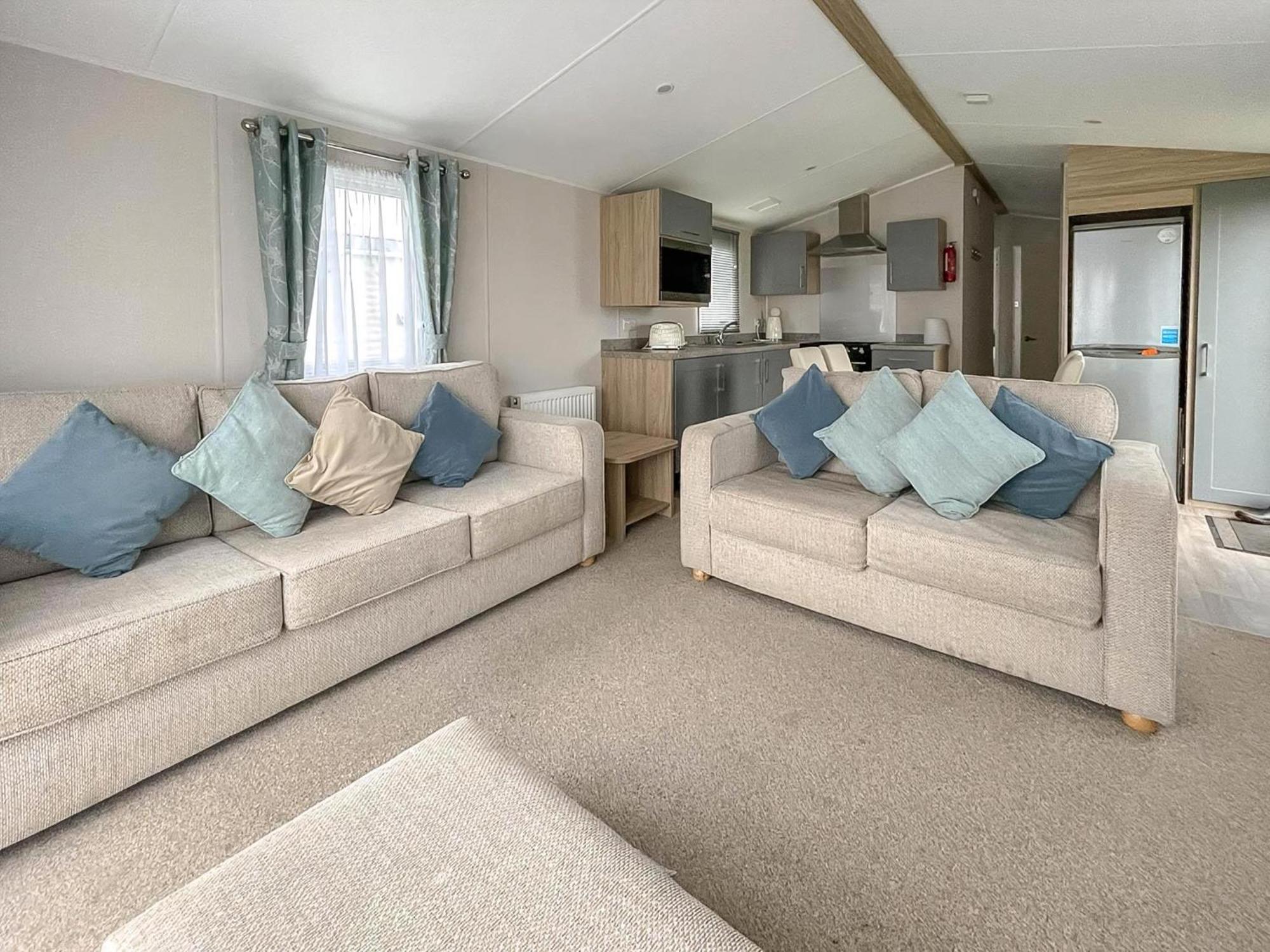 Beautiful 8 Berth Caravan With Decking At Naze Marine Park, Essex Ref 17184P Walton-on-the-Naze Eksteriør bilde
