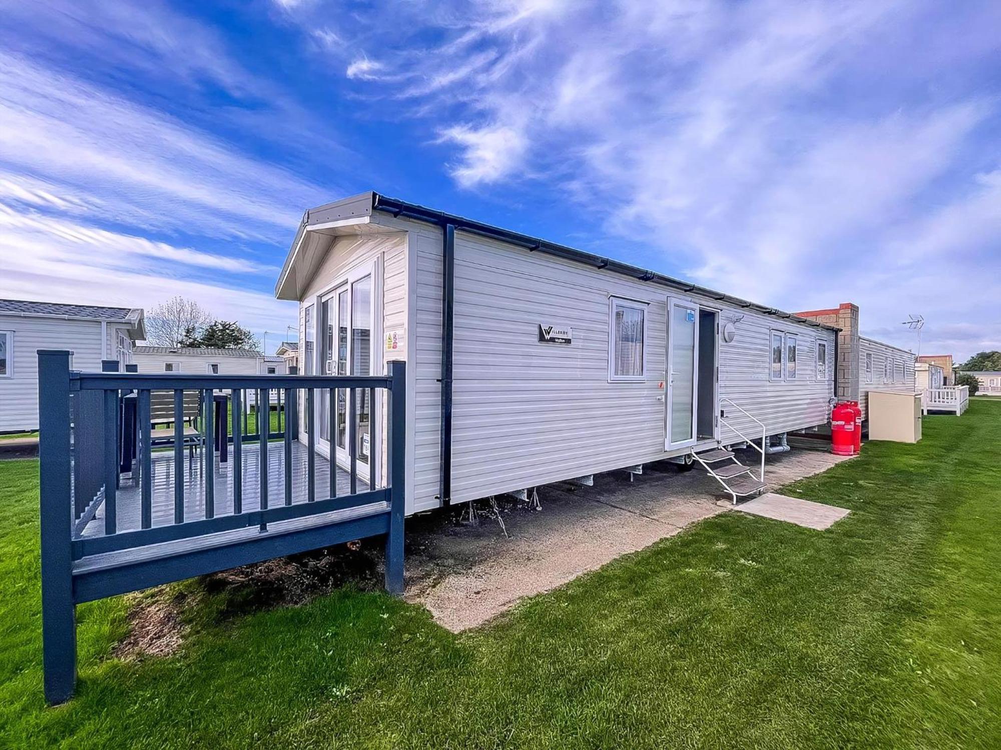 Beautiful 8 Berth Caravan With Decking At Naze Marine Park, Essex Ref 17184P Walton-on-the-Naze Eksteriør bilde