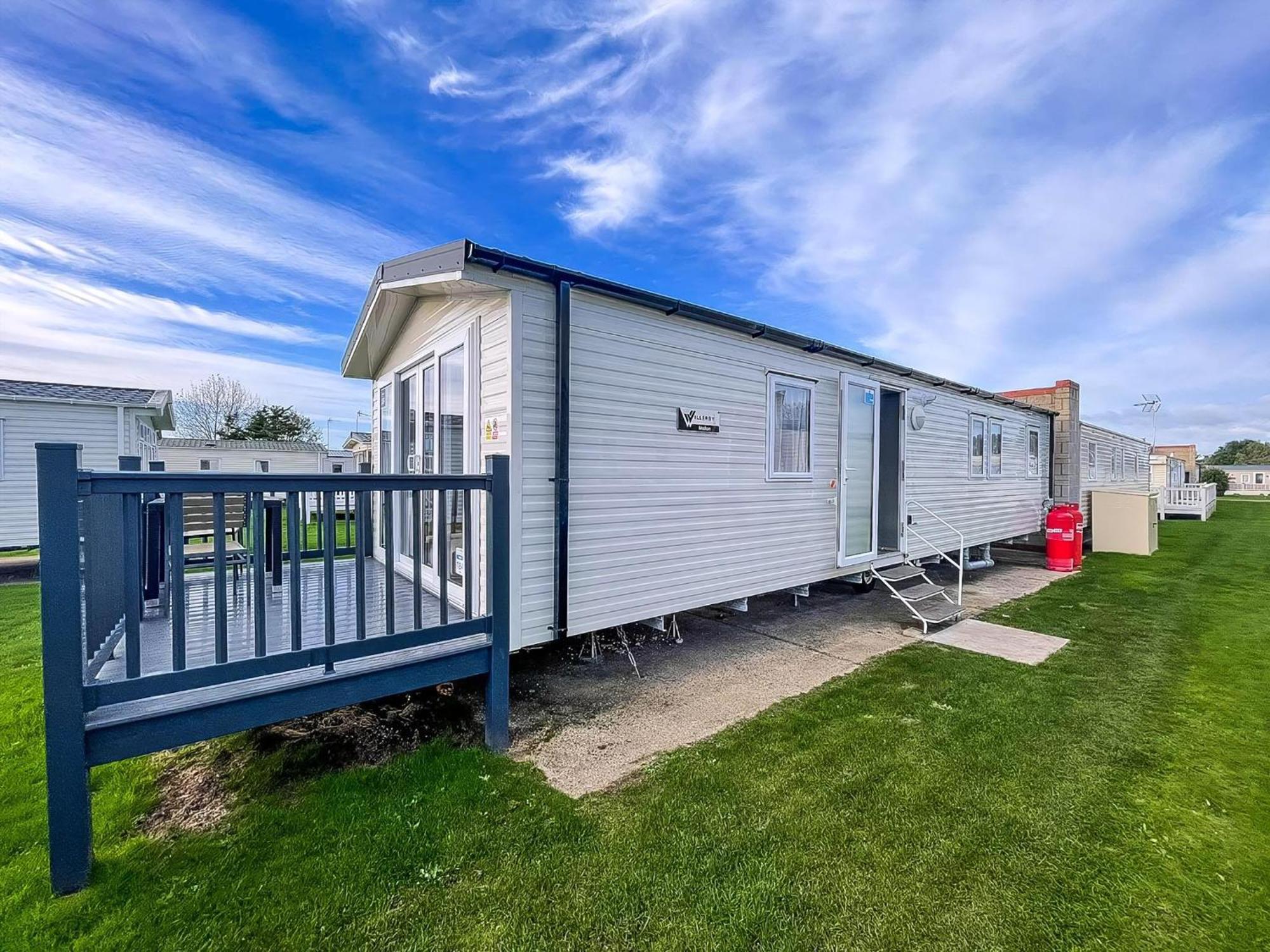Beautiful 8 Berth Caravan With Decking At Naze Marine Park, Essex Ref 17184P Walton-on-the-Naze Eksteriør bilde